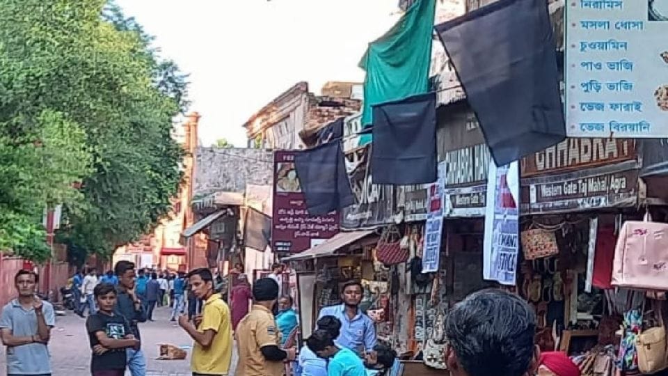 tajganj shopkeepers put black flags on shops in Agra