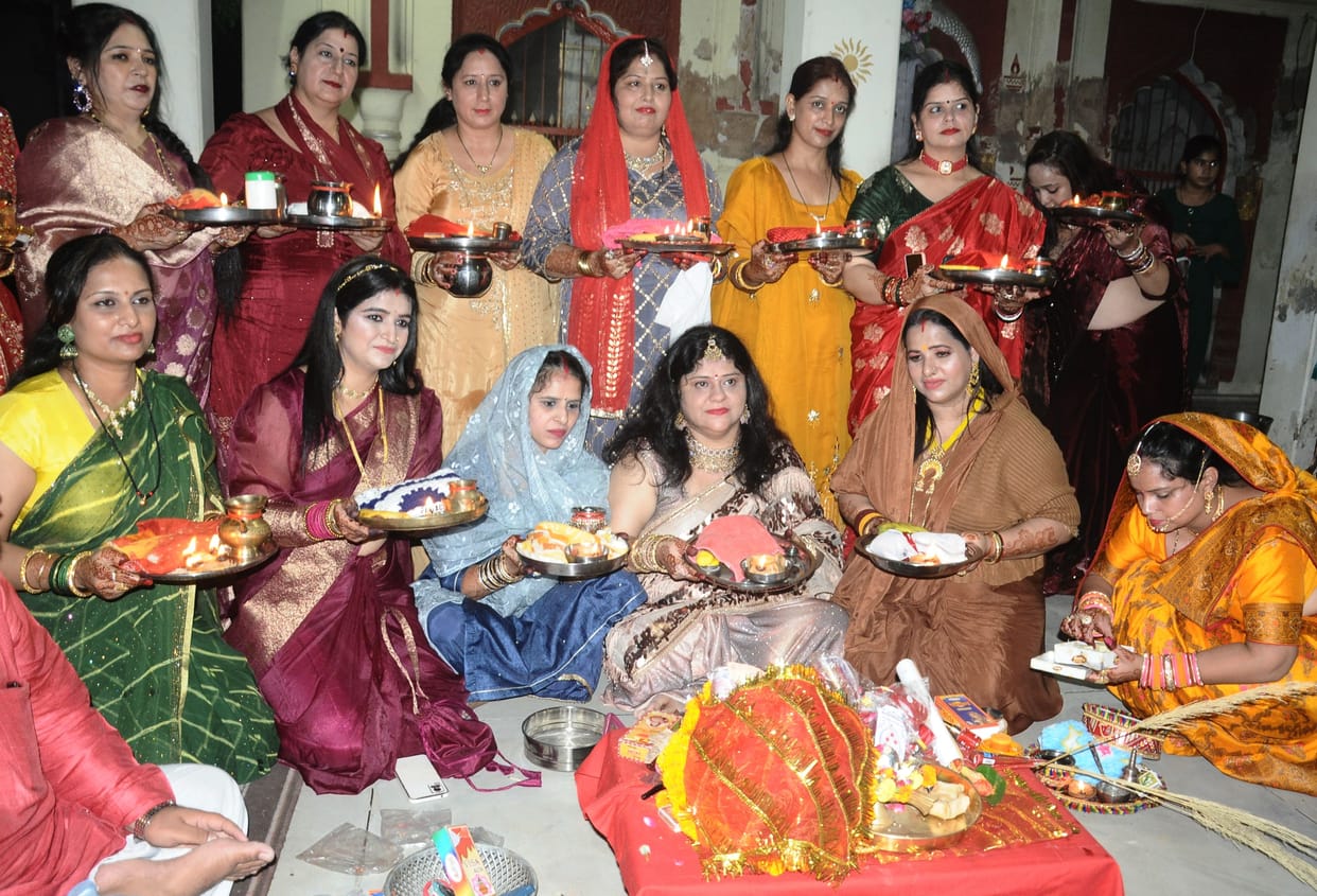 Suhagins break their fast by seeing the moon