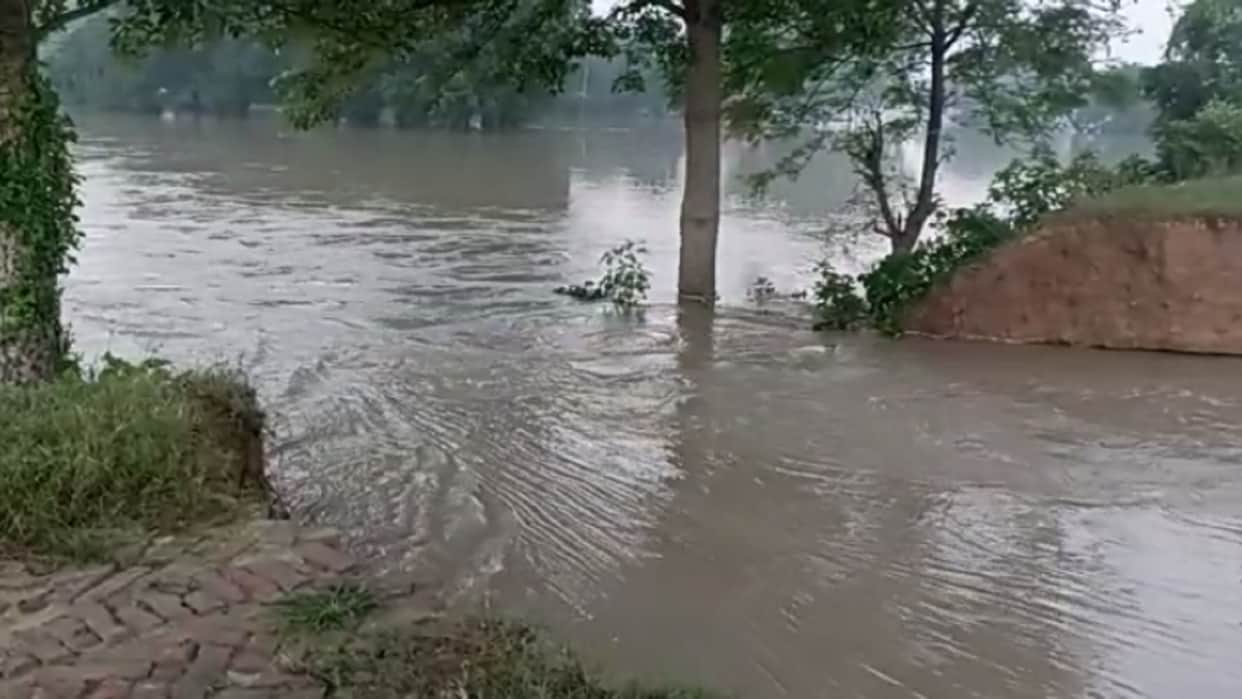 Budhi Rapti river dam broke in Siddharthnagar many villages submerged