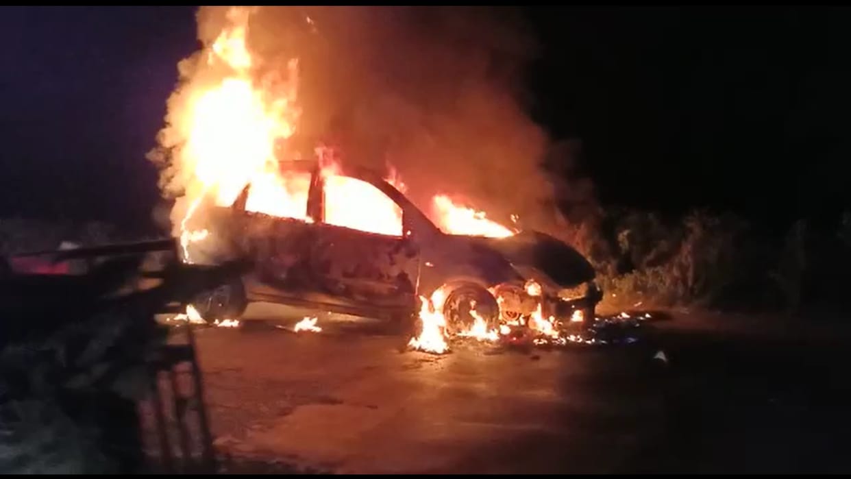 Shahjhanpur Fire in moving car fireball formed long jam on the road