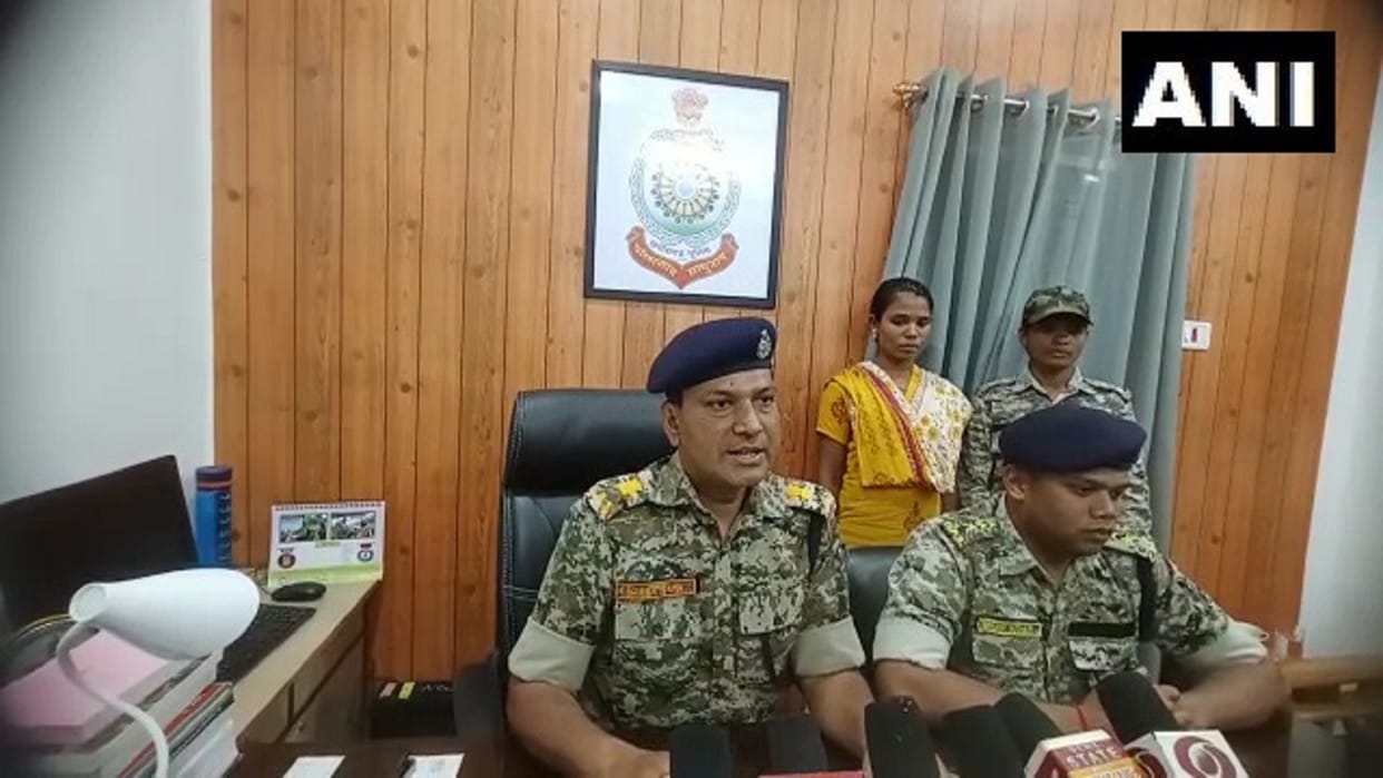 eight lakh rupees rewardee woman naxalite surrendered in chhattisgarh kanker