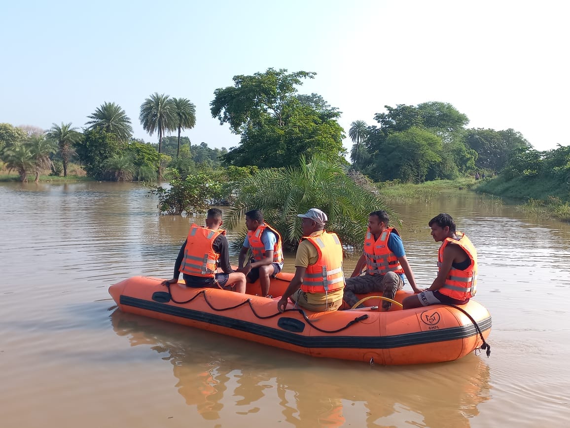 MP News: The tractor along with three laborers got washed away while crossing the river