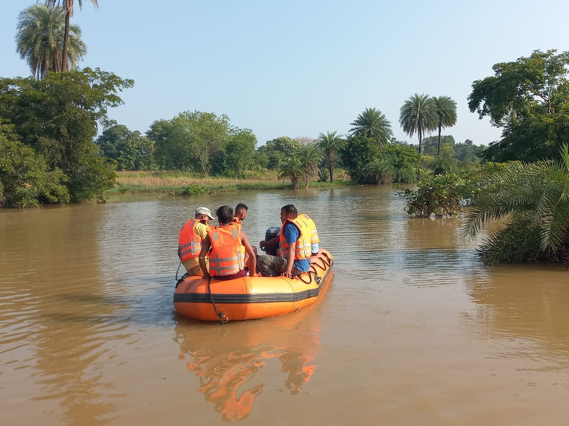 MP News: The tractor along with three laborers got washed away while crossing the river