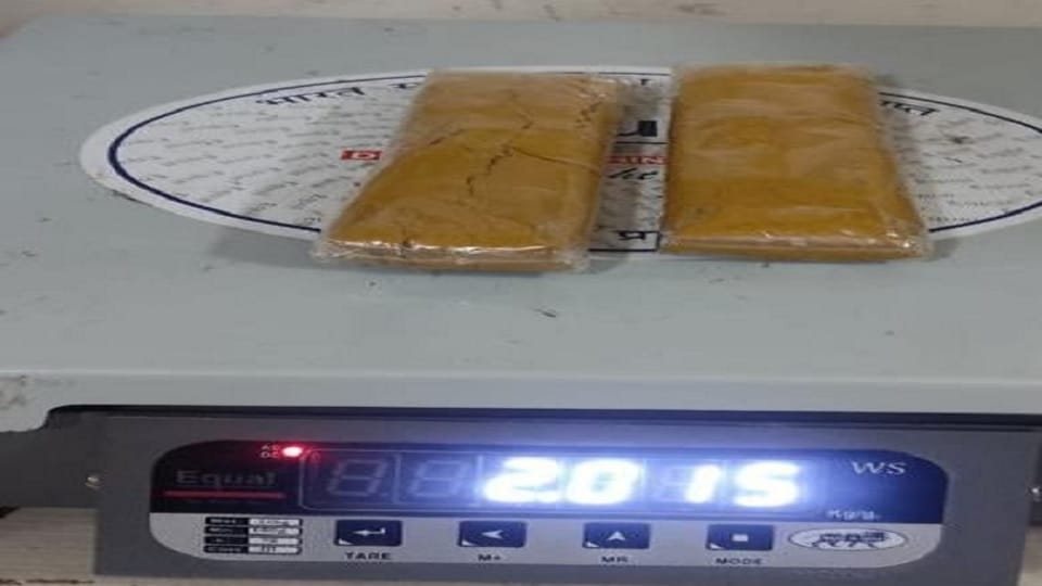Customs seized 15 kg of gold worth 7.87 crores at Mumbai Airport