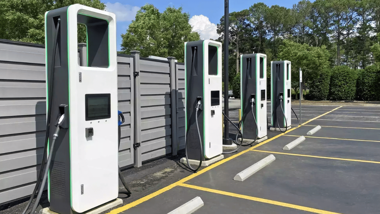 Expressways in Uttar Pradesh to Get more than 20 EV Charging Stations