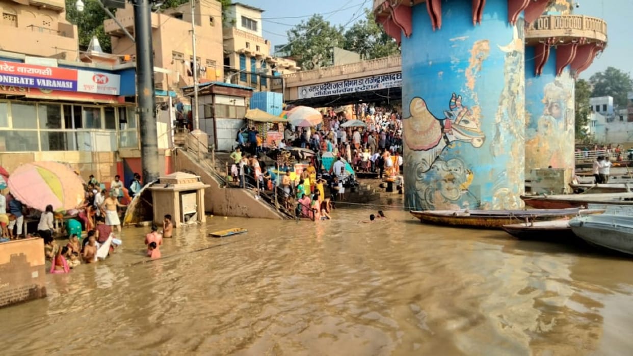 The water level of the Ganges increased again in Varanasi Boats stopped operating