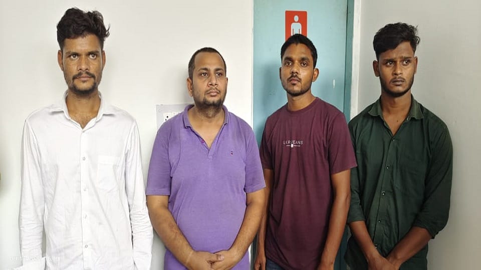 Robbery of three crores from Gujarat businessman in Kaushambi disclosed police arrested four miscreants