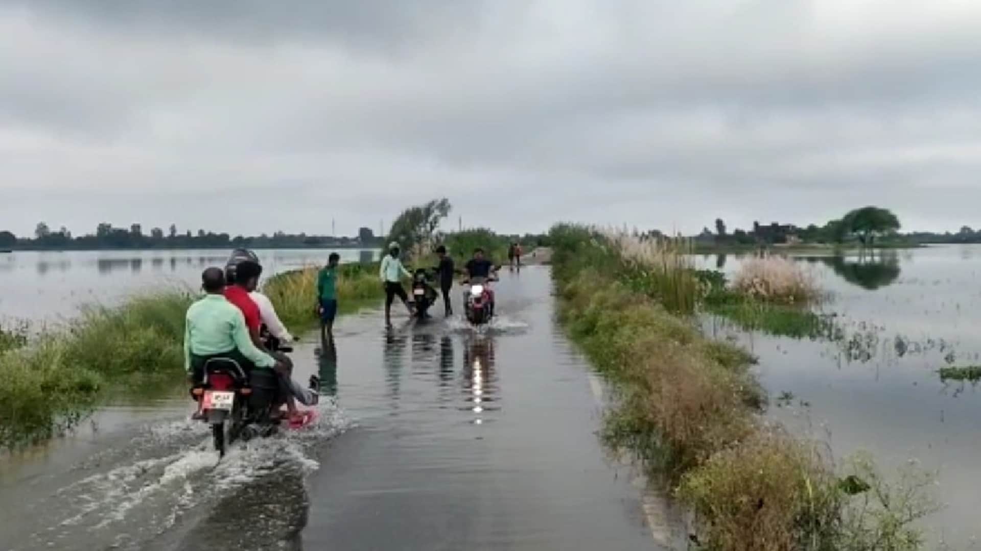 situation horrifying due to floods of Saryu and Rapti in Gorakhpur rural