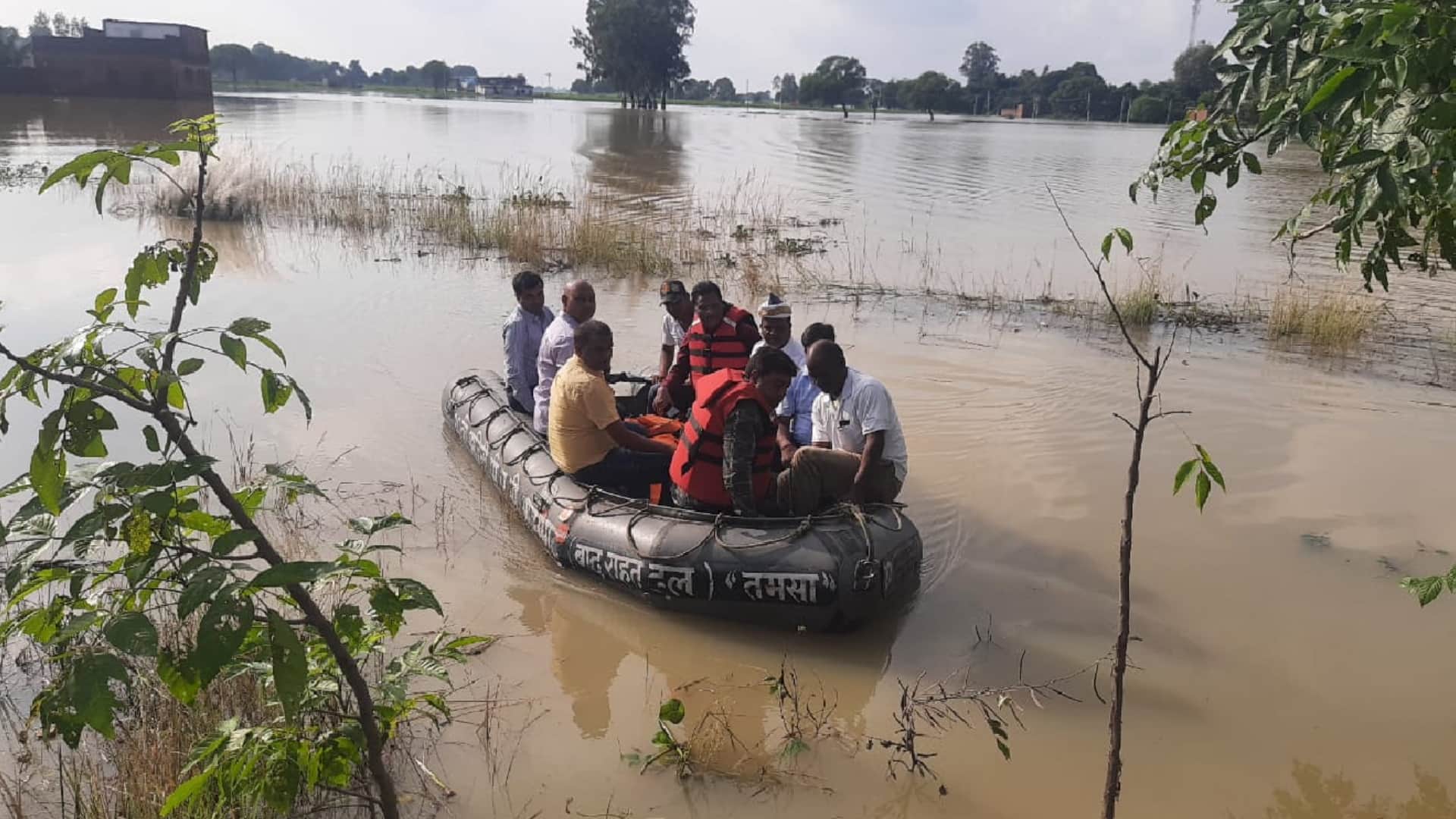 situation horrifying due to floods of Saryu and Rapti in Gorakhpur rural