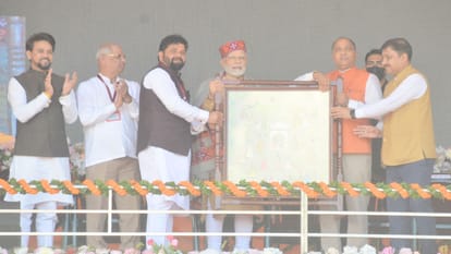 पीएम को चंबा रुमाल देकर सम्मानित किया।