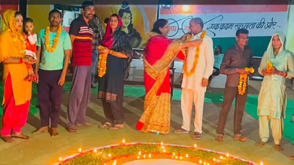 women prisoners saw moon perform Karwa Chauth in Bijnor Jail