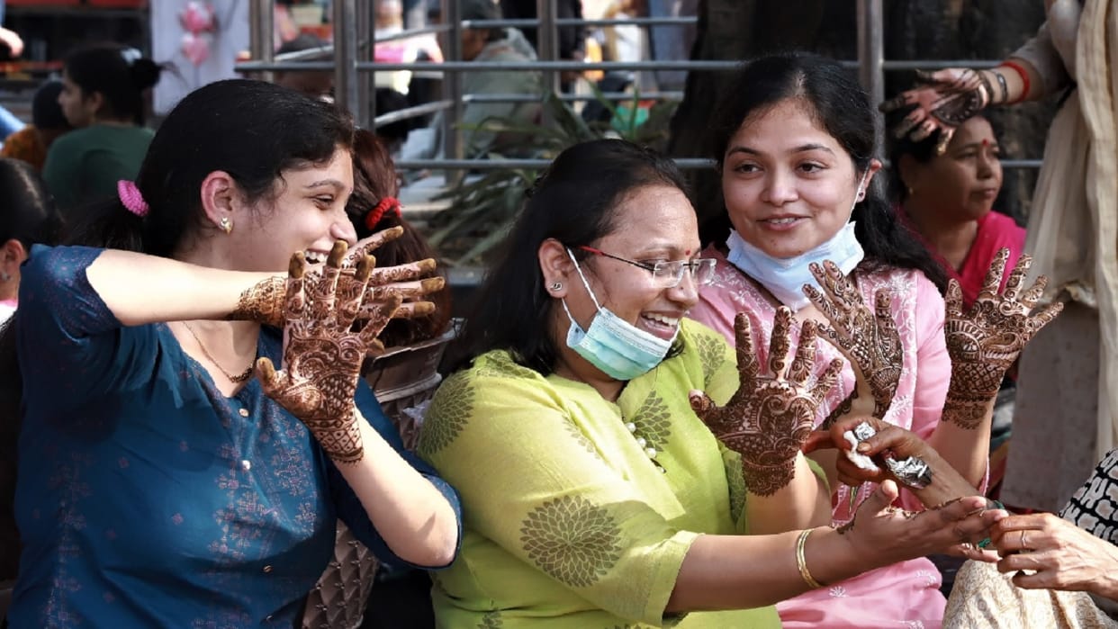 Delhi markets are buzzing about festivals know when moon will be seen in Delhi
