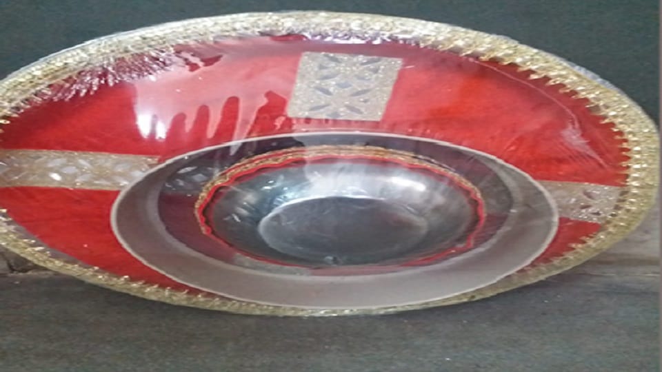 This theft was not right the person who stole the plates of Karva Chauth was arrested the act was caught on CC