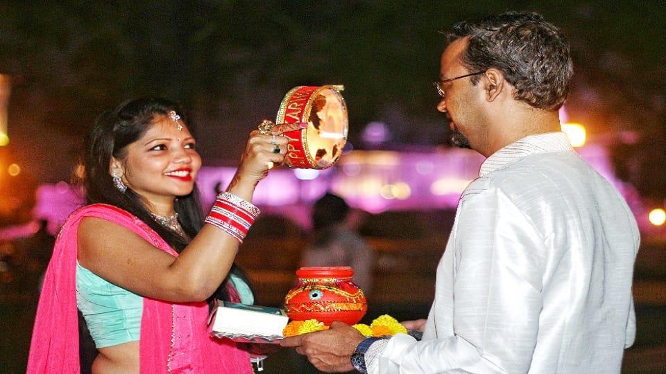 Suhaginas break fast by seeing the husband with moon see festival of love in pictures
