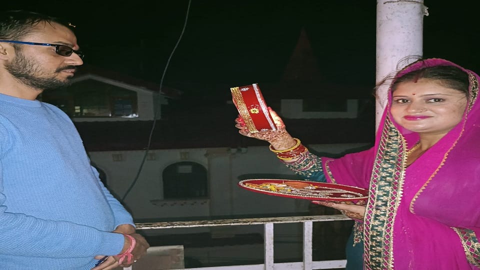 Suhaginas break fast by seeing the husband with moon see festival of love in pictures