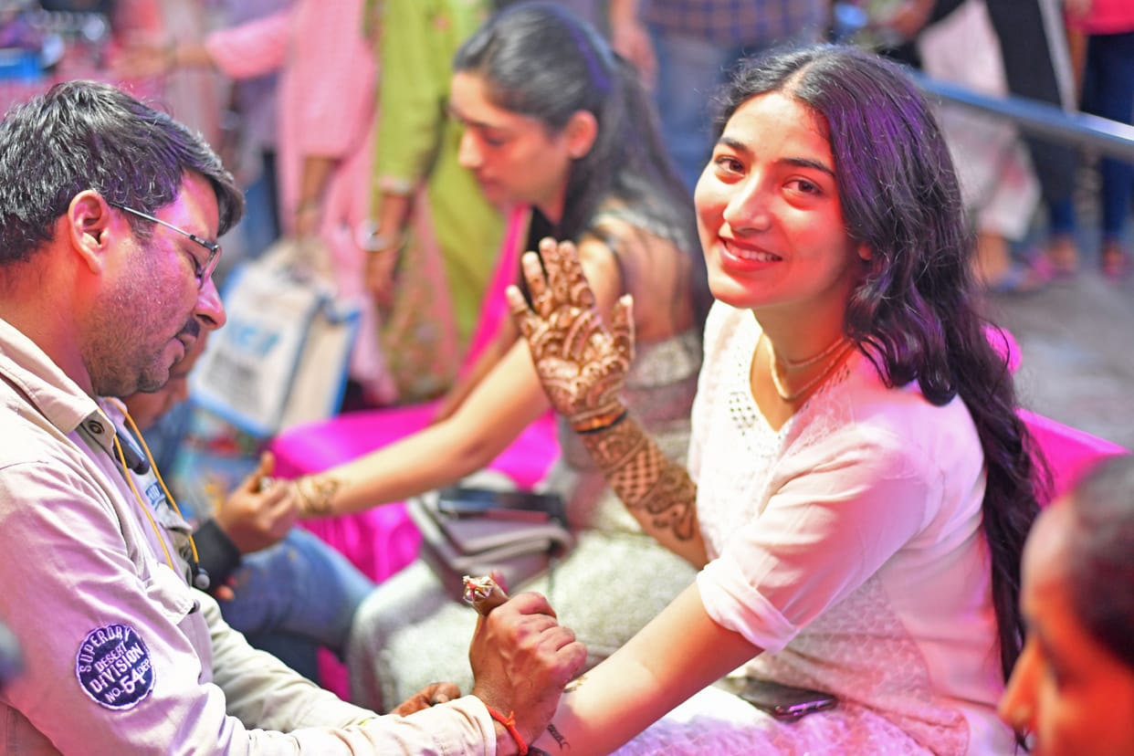 Karva Chauth: The plate of worship in the hands, the night came with wishes