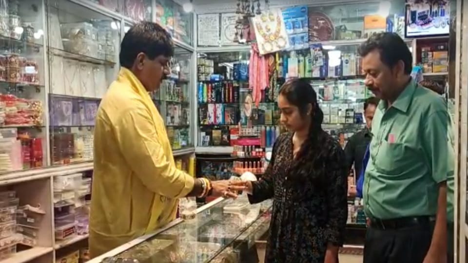 Iglas BJP MLA Rajkumar Sahayak sold bangles at the shop on Karvachauth