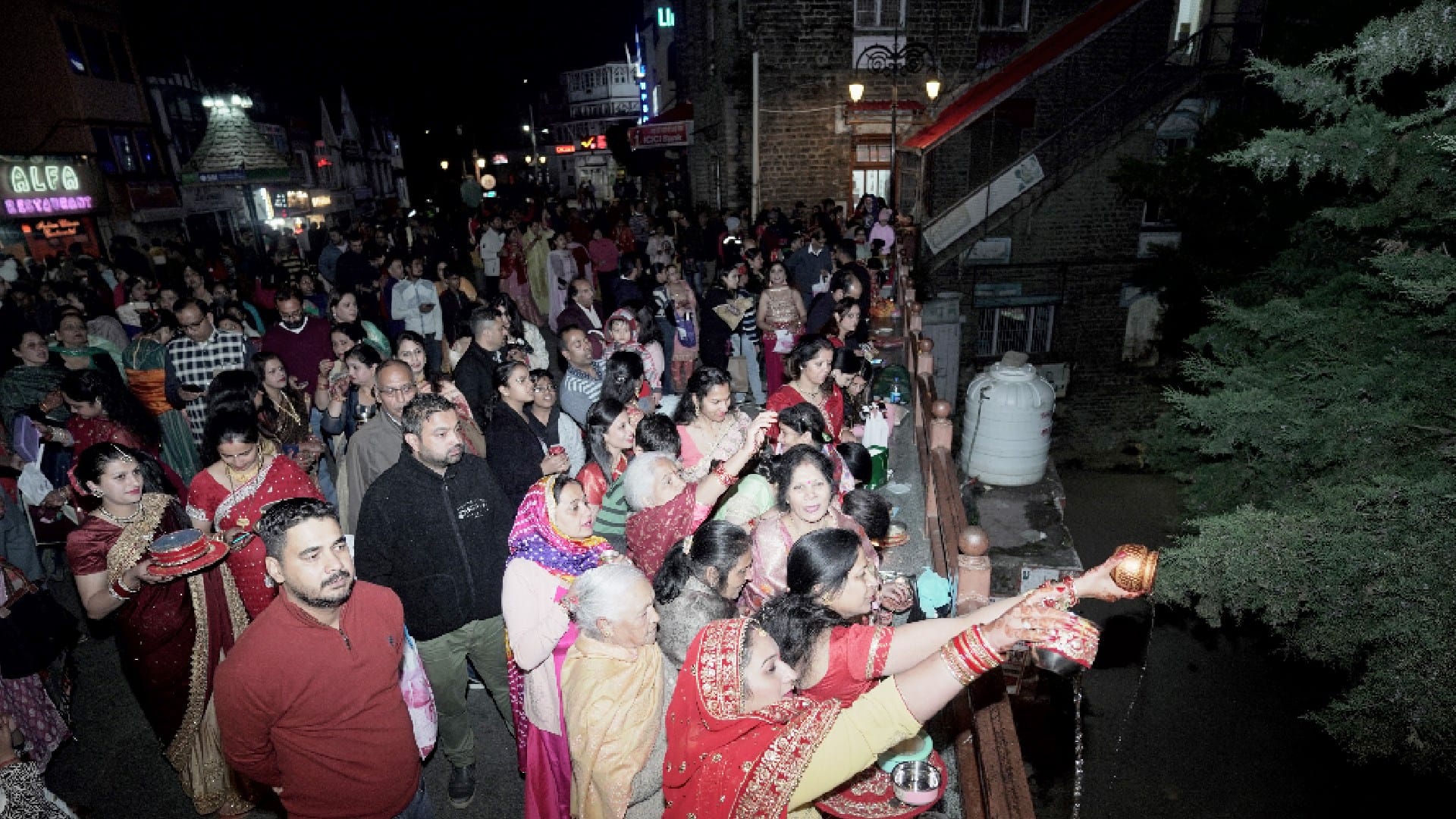 Karva Chauth festival celebration in shimla ridge,women opened the fast by seeing the moon