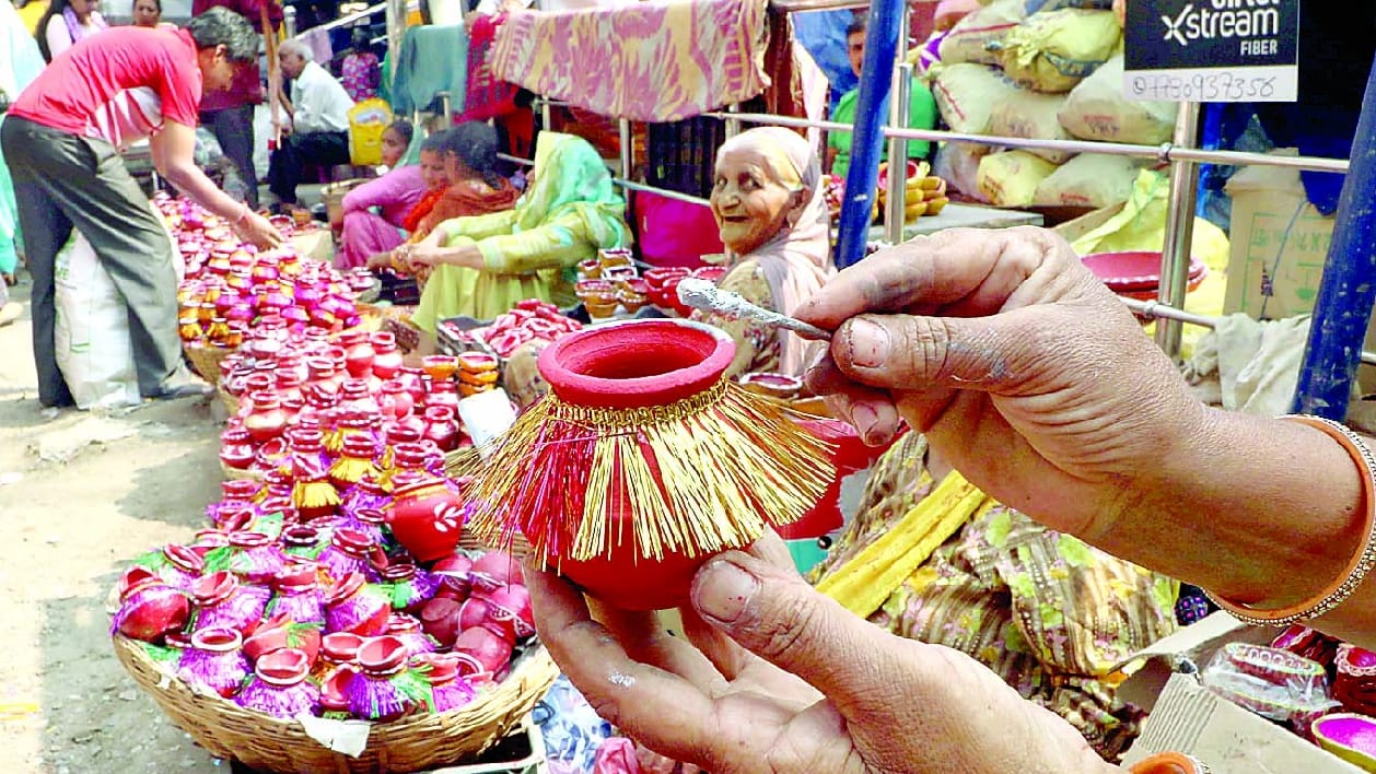 Karva Chauth 2022: Bought makeup items for Karva Chauth