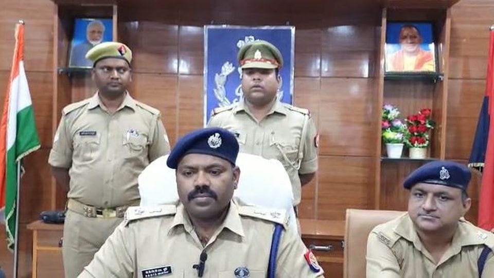 SP salute the sniffer dog who revealed the murder of minor in kasganj