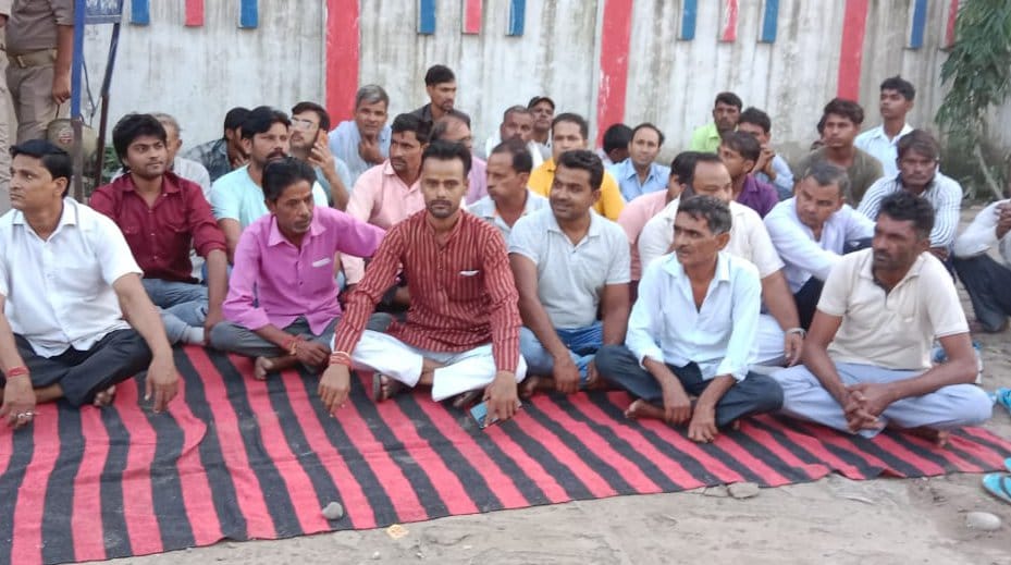 Many people sitting on dharna at the police station against the history sheeter