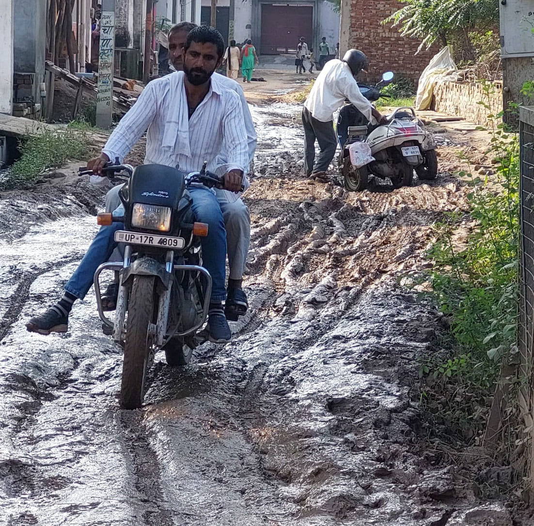 Fakharpur road turned into mud, the road became difficult