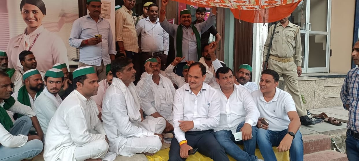 Bhakiyu's picketing against the arbitrariness in the banks
