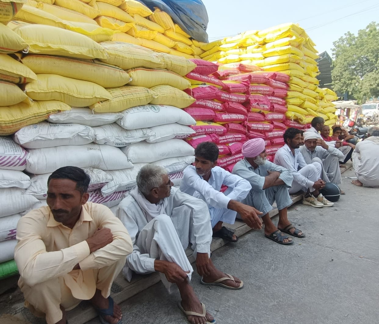 Farmers standing in queue early in the morning to get DAP