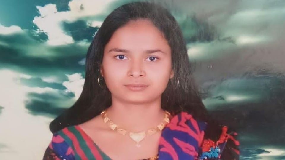 police arrested the accused man for killing his wife and daughter in Agra