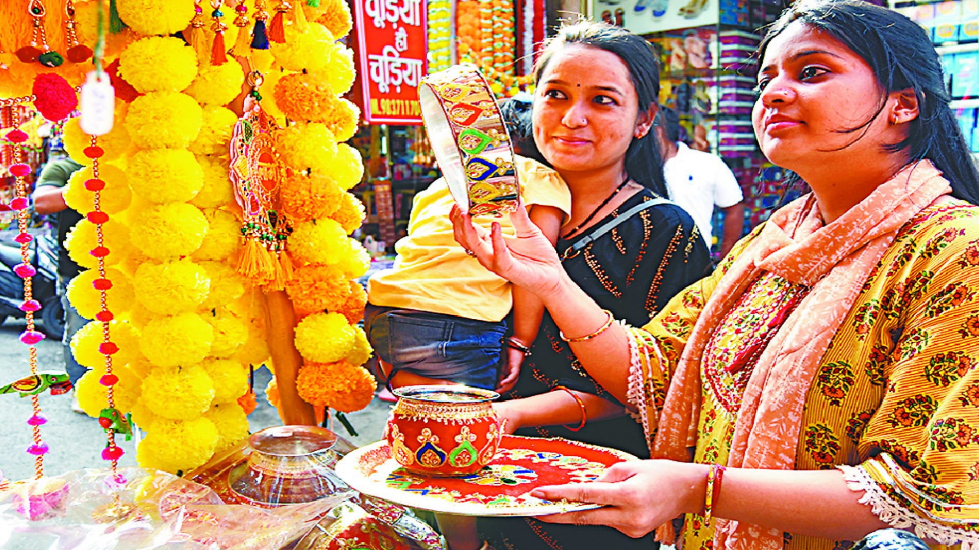Karva Chauth 2022: On the eve of the festival brides put mehndi women shopped in market