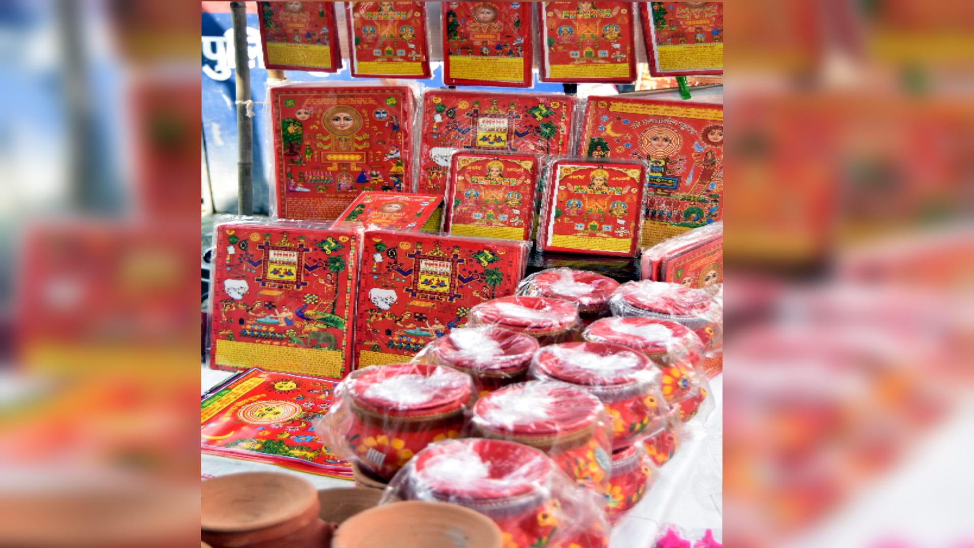 Karva Chauth 2022: On the eve of the festival brides put mehndi women shopped in market