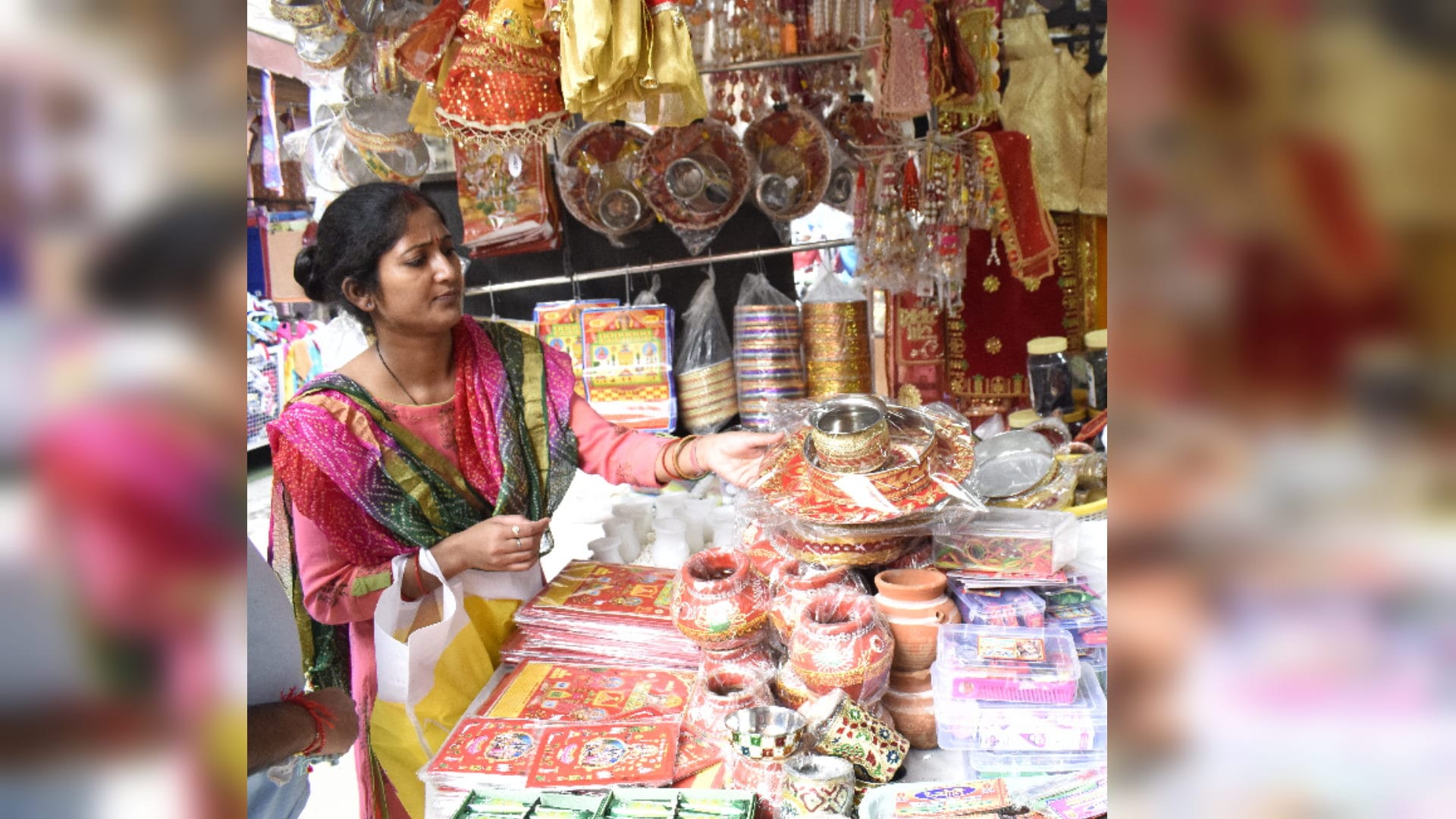 Karva Chauth 2022: On the eve of the festival brides put mehndi women shopped in market