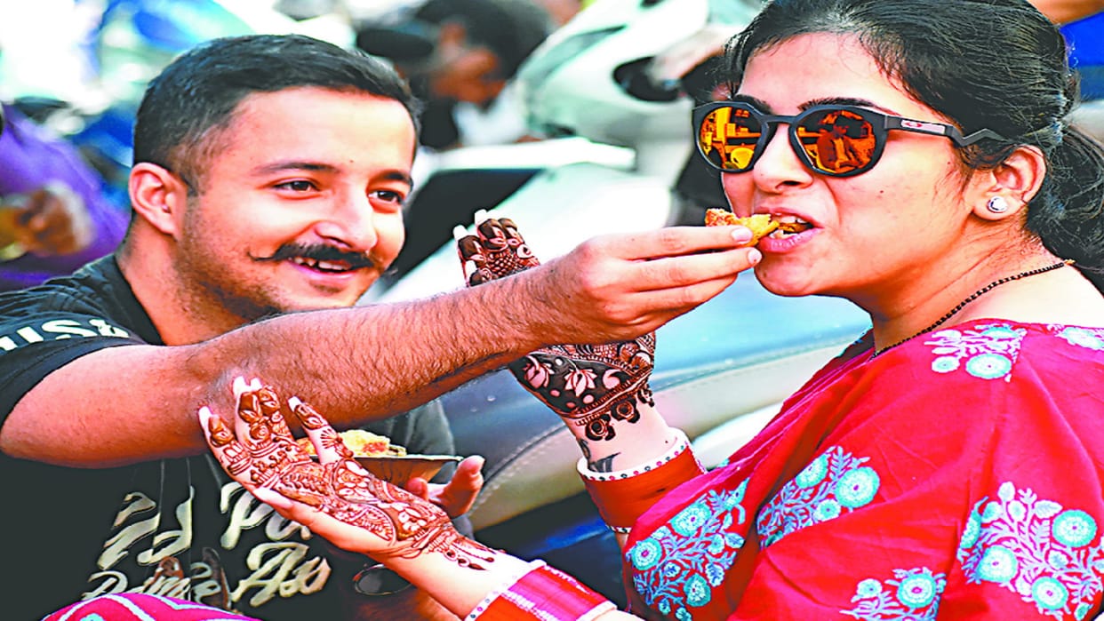 Karva Chauth 2022: On the eve of the festival brides put mehndi women shopped in market