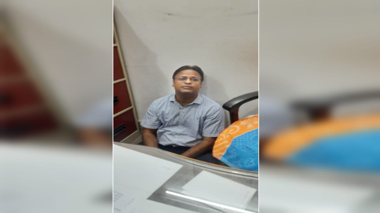 Muzaffarnagar: Dr. Anubhav Singhal got up from dharna after eight hours got permission to sell eco machine