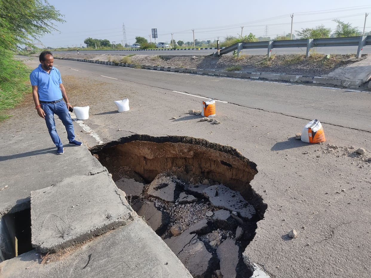 10-feet wide, 7-feet deep pothole created due to rain on National Highway