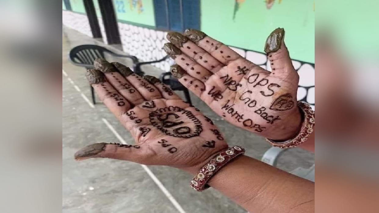 Old pension sought by making Mehndi of Vote for OPS in hands