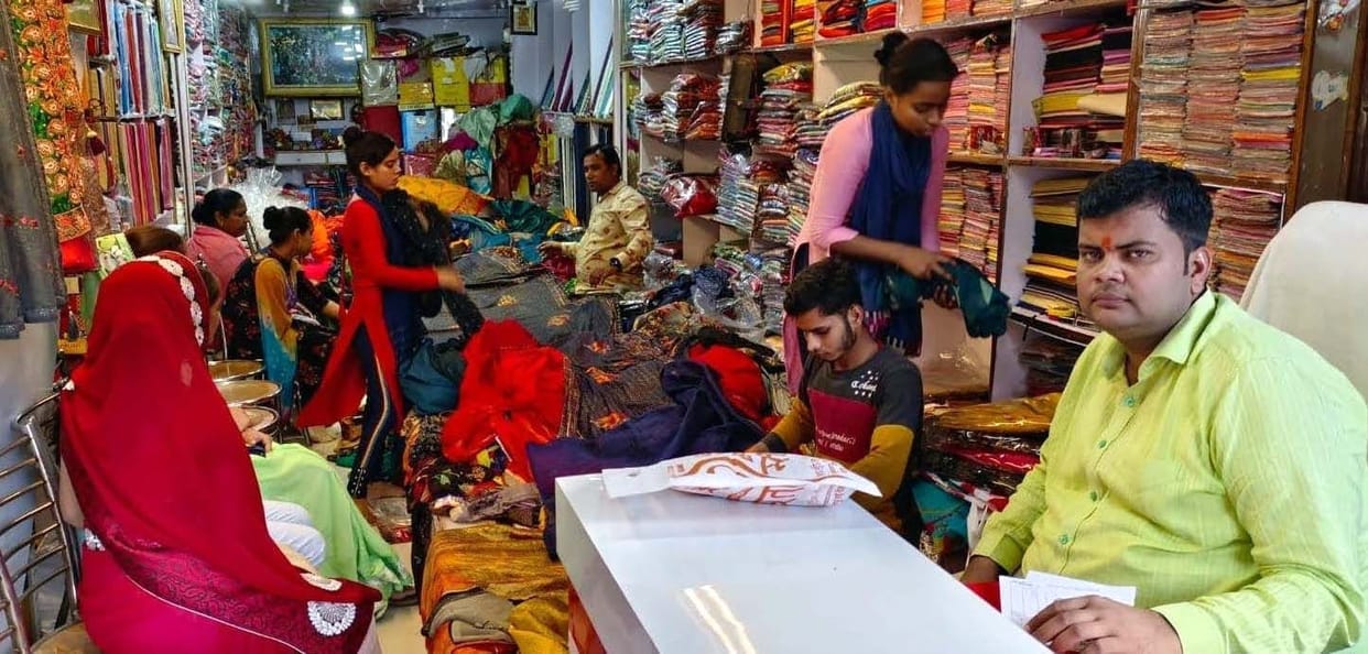Kanpur Dehat: Crowd of women seen in the market of Pukhrayan, Musanagar, Baraur, shines on Karva Chauth
