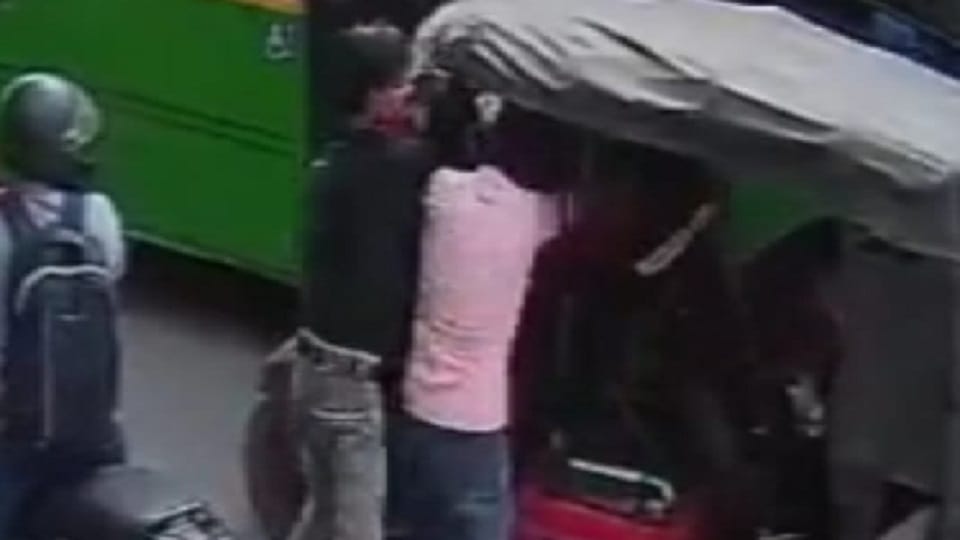 E-rickshaw driver stabbed to death in Pashchim Vihar of Delhi accused surrendered