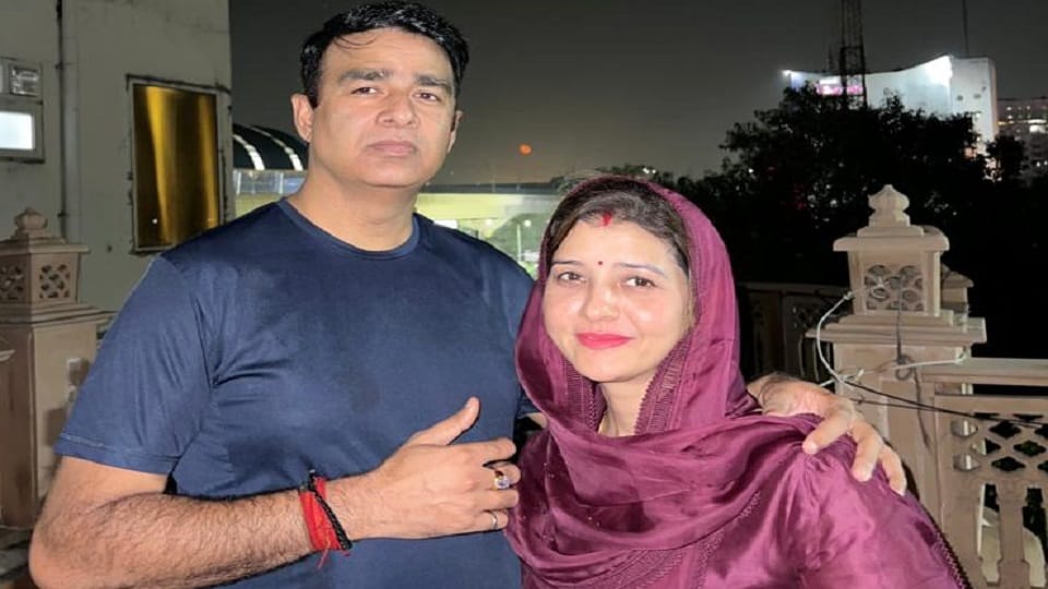 Suhaginas break fast by seeing the husband with moon see festival of love in pictures