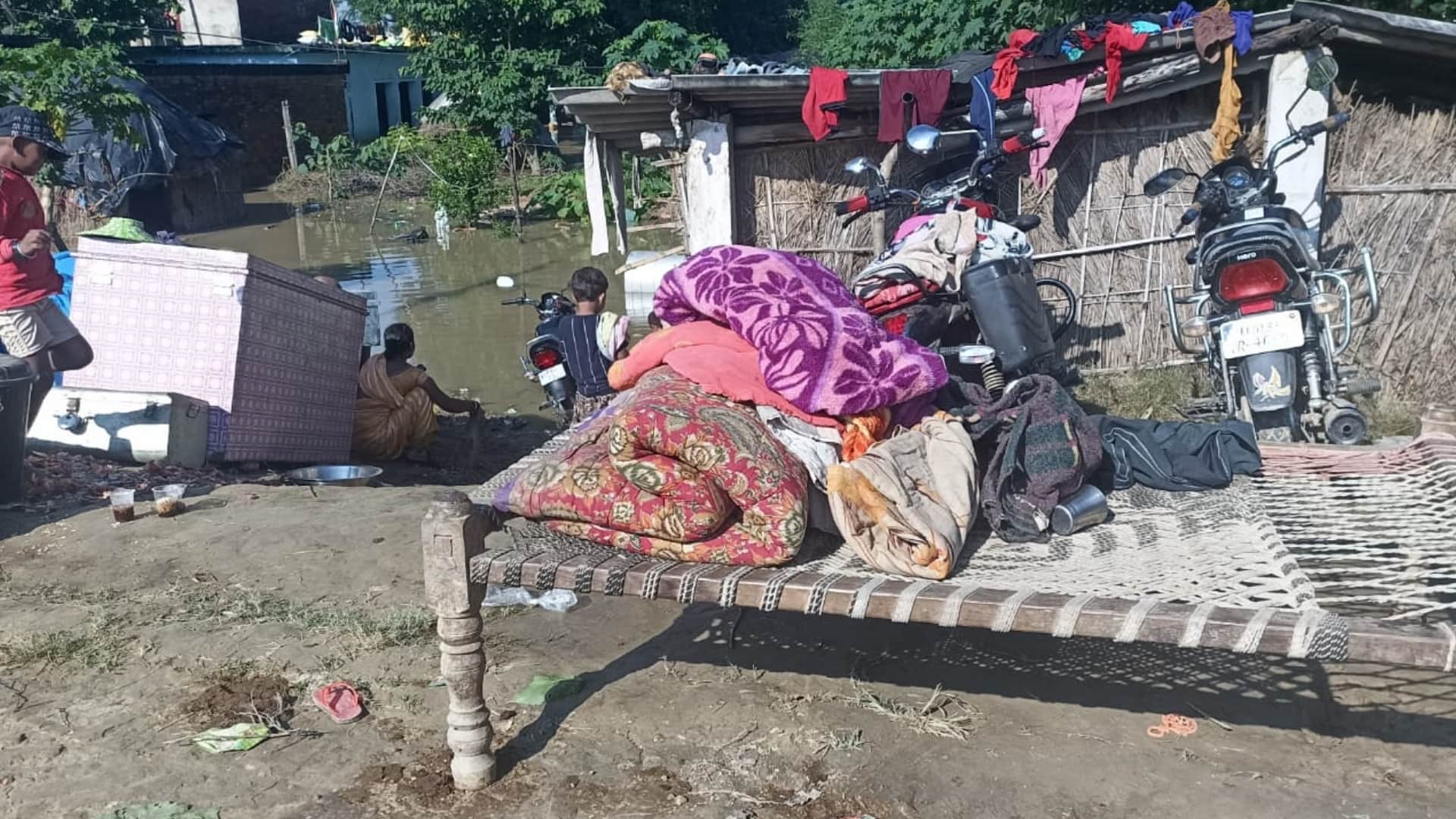 Budhi Rapti river dam broke in Siddharthnagar many villages submerged
