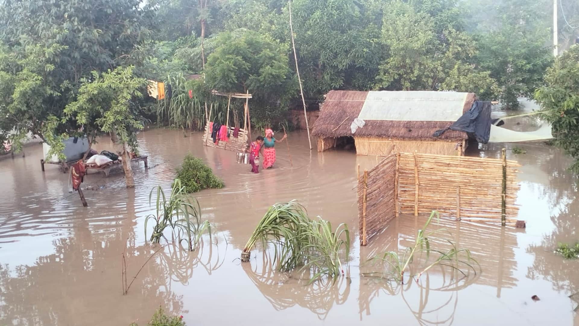 Budhi Rapti river dam broke in Siddharthnagar many villages submerged