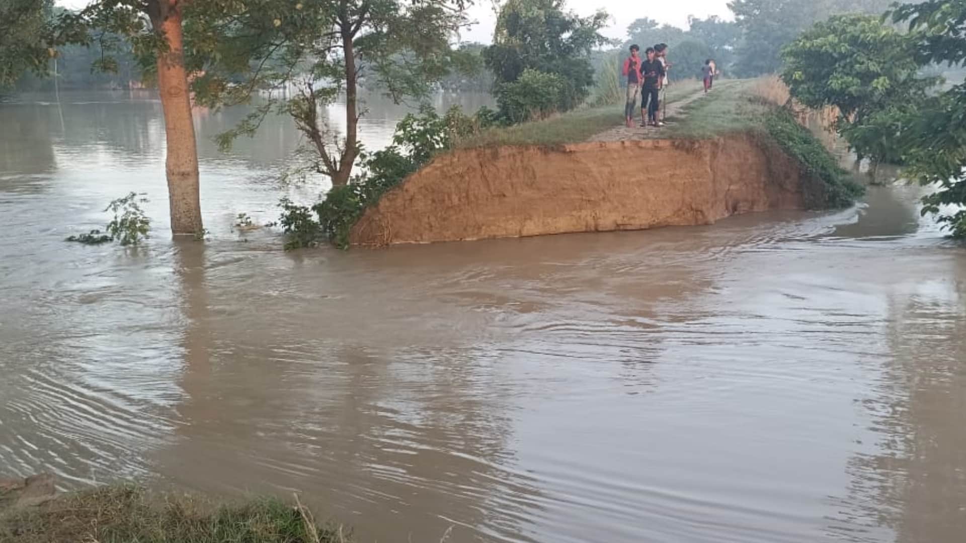 Budhi Rapti river dam broke in Siddharthnagar many villages submerged