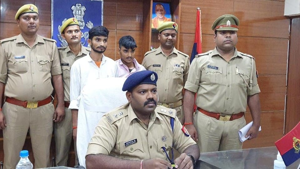 SP salute the sniffer dog who revealed the murder of minor in kasganj