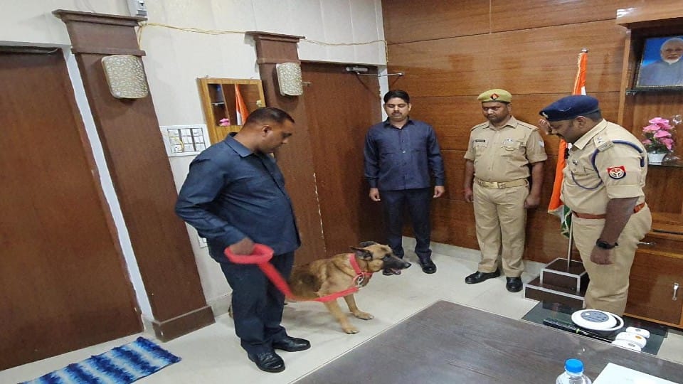 SP salute the sniffer dog who revealed the murder of minor in kasganj