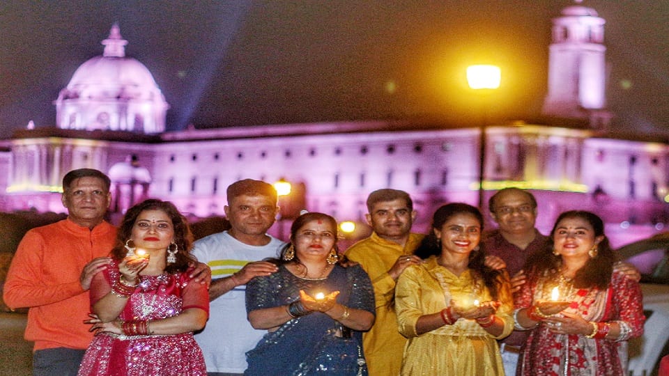 Suhaginas break fast by seeing the husband with moon see festival of love in pictures