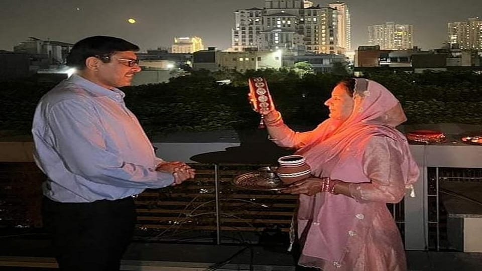 Suhaginas break fast by seeing the husband with moon see festival of love in pictures
