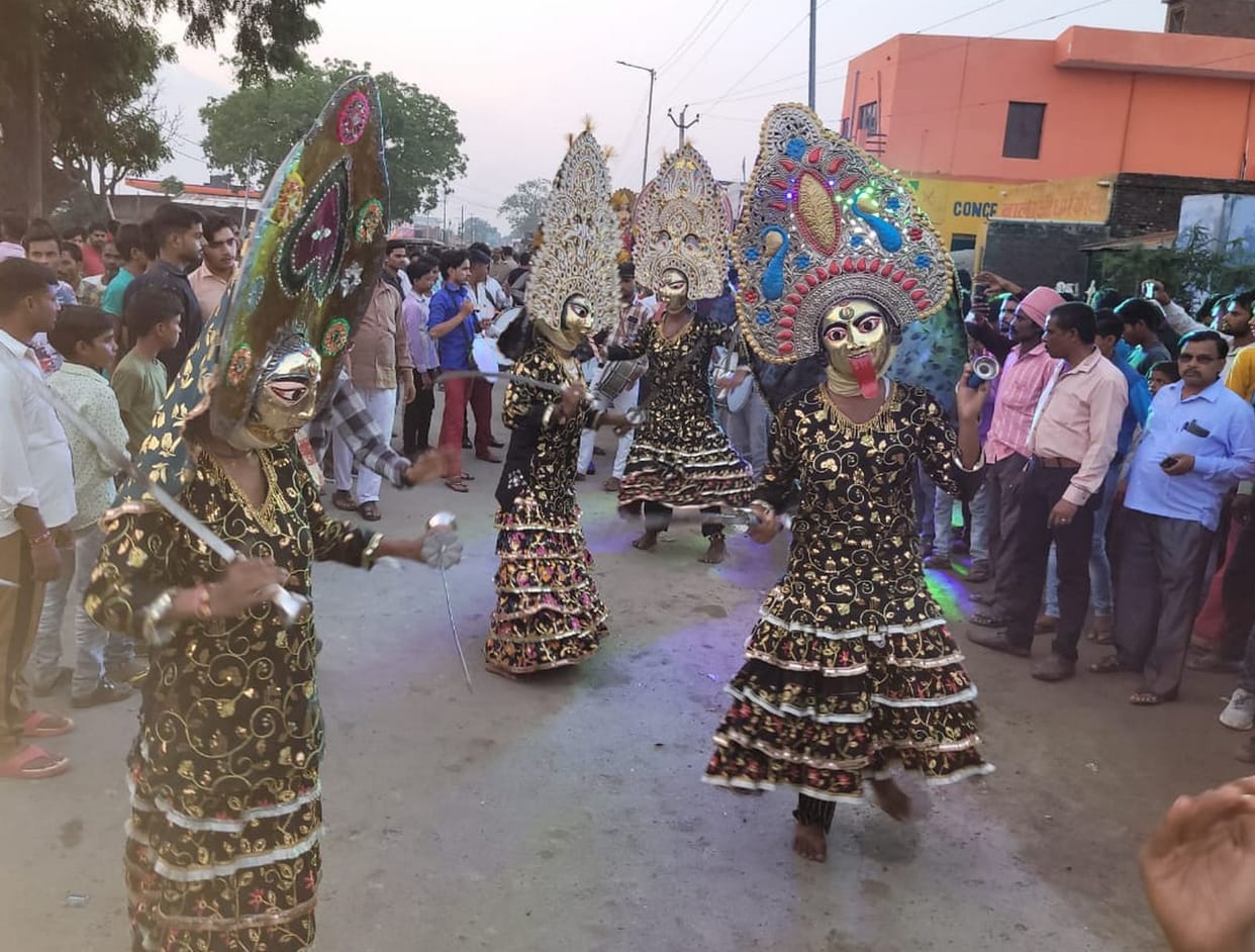 Grand Rambarat taken out in Wazirganj, the tableaux fascinated