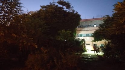 Eight out of nine lights installed at the birthplace are defective not improved even after complaining