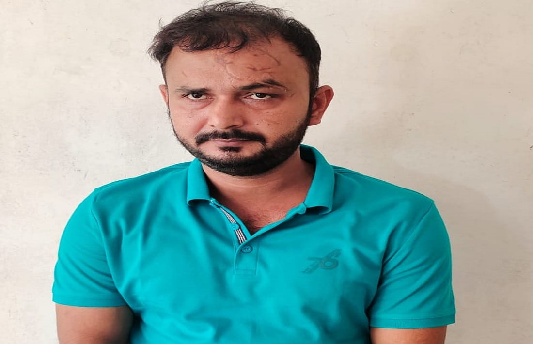 Vicious crook accused of cheating by changing debit card arrested Mumbai Police and UP STF team caught
