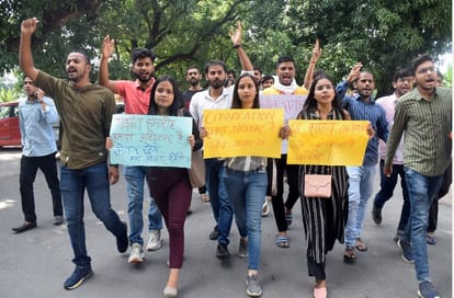 BHU Fee Hike Students movement intensifies day by day Priyanka Gandhi also raised her voice